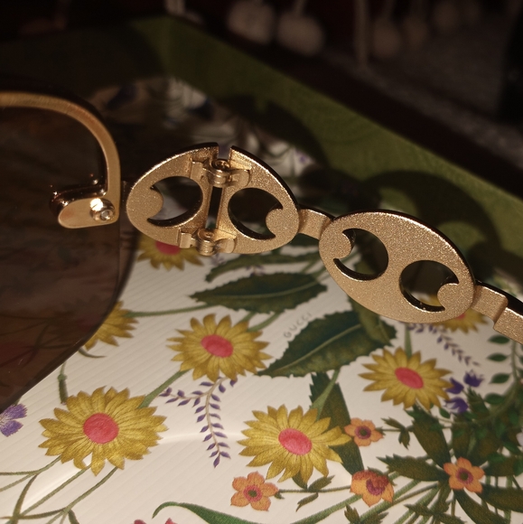 *Authentic Gucci Sunglasses w/Gold design on both sides - Picture 5 of 7